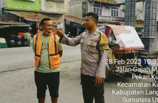 Datangi Petugas Parkir, Ini Pesan Bhabinkamtibmas