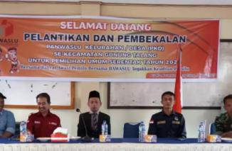 Foto Babinsa Hadiri Pelantikan dan Pembekalan Panwaslu Kelurahan/Desa (PKD) Se Kecamatan Gunung Talang.
