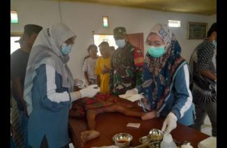 Foto Babinsa Koramil 1506-04/Waeapo Turut Selenggarakan Sunatan Massal 