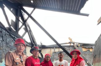 Foto Ketua Apdesi Kecamatan Sragi Bersama KSB Serta Srikandi, Peduli Korban Kebakaran