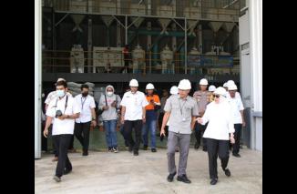 Gerak Cepat Tanggapi Keluhan Petani, Bupati Bojonegoro Datangi MRMP Bulog