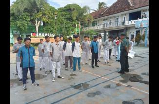 Koramil 0825/12 Rogojampi Tanamkan Jiwa Disiplin Kepada Siswa – Siswi SMK Muhammadiyah 6 Rogojampi
