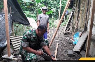 Wujud Kepedulian, Babinsa Pos Selopuro Koramil 0808/12 Wlingi Bantu Warga Membuat Kandang Kambing