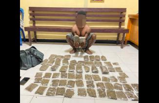 Anggota Polsek kp3 Laut Serui Mengamankan Seorang Pemuda Yang Membawa Narkotika Jenis Ganja 2,431,7 Gram di Dek 5 Tengah Kapal KM Labobar.