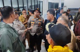Kapolres Natuna Dan Bupati Langsung Menemui Para Korban Bencana Longsor