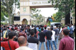 Massa DTB (Driver Tambang Bersatu) Geruduk Kantor DPRD Kampar Ratusan Polisi Lakukan Pengawalan