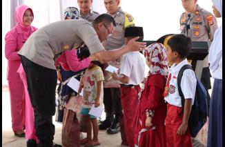 Kunjungi Polsek Talang Padang, Kapolres Tanggamus Nasehati Tahanan, Santuni Yatim Piatu dan Berikan Pesan di Tahun Politik