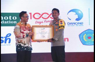 Foto Penthul Melikan Polres Ngawi Mendapat Penghargaan Dari BKKBN Dan Menko PMK