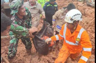 Di Tengah Longsor Susulan, Prajurit Kodam I/BB Terus Berjibaku Cari Korban Bencana Serasan