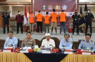 Kapolda Bali Hadiri Press Conference Kasus Pelanggaran Oleh  WNA