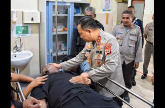 Kapolda Maluku Melayat Ke Anggota Brimob yang Meninggal Dunia