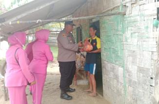 Polsek Gebang Salurkan Bansos Kepada Warga Kurang Mampu