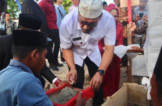 GUBERNUR LETAKAN BATU PERTAMA PEMBANGUNAN MASJID NURUL HUDA MURAD ISMAIL