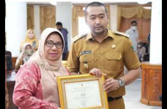 Foto Wagub Sumbar, Audy Joinaldy  Berikan Piagam Penghargaan Kepada Sejumlah Pegawai Negeri Sipil Yang Memasuki Masa Purna Bakti 