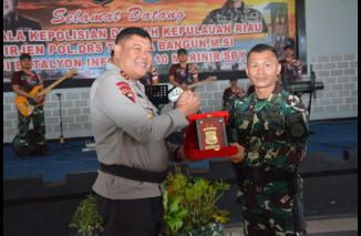 KUNJUNGAN KERJA KAPOLDA KEPRI DI BATALYON INFANTERI-10 MARINIR/SBY DAN BATALYON INFANTERI RAIDER KHUSUS 136/TS*