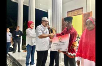 Foto GUBERNUR MALUKU DAN WIDYA PRATIWI MI BERIKAN BANTUAN KE MASJID DAN PAKET SEMBAKO UNTUK PARA JANDA DI AMARSEKARU SBT.