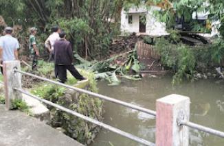 Cegah Banjir, Babinsa Gempol Monitoring Normalisasi Sungai.