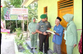 Dandim 0421/Ls Serahkan Kunci Rumah Hasil Program Bedah RTLH
