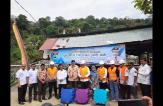 Wali Kota Padang Meresmikan Pemasangan Kubus Apung Pada Dua Lokasi di Sungai Batang Arau