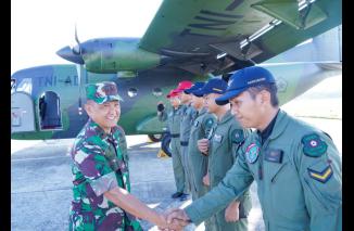 Kunker ke Halmahera Tengah, Pangdam XVI/Pattimura Tinjau Pos TNI Hingga Tatap Muka Dengan Prajurit