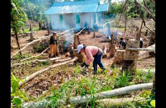 Kades Puruk Batu Dan Jajarannya Bergotong Royong Perbaiki Jalan Poros