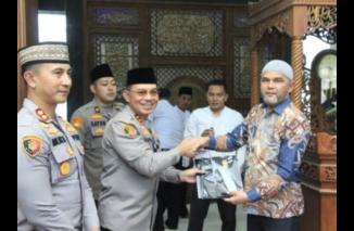 Kapolda Sumbar ‘Jumat Curhat’ di Mesjid Raya Pakan Raba’a Solok Selatan