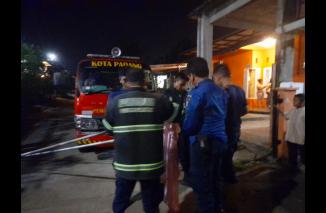 Damkar Padang Evakuasi Sarang Tawon Dirumah Warga Komplek Mulya Asri Griya Raharka BkD Pauh Padang
