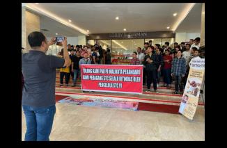 Demo Pedagang di Mall STC Pekan Baru Masih Berlanjut