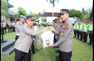 Menyambut Hari Raya Nyepi Tahun Caka 1945 dan Hari Raya Idul Fitri 1 Syawal 1944 H, Kapolda Bali Berikan Bingkisan Pada Seluruh PNPP Polda Bali