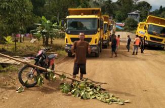 Masyarakat Desa Olung Ulu Memportal Akses Jalan PT Borneo Prima