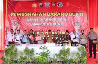 Foto Polres Nganjuk Musnahkan Barang Bukti Sitaan Narkoba, Miras dan Knalpot Brong