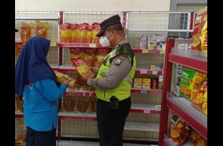 Pantau Harga Migor, Polisi Kediri Sambang Pertokoan