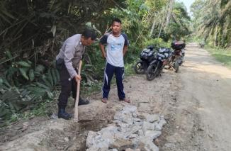 Pak Bhabin Gotong Royong Dengan Warga Memperbaiki Jalan Desa Pertumbukan