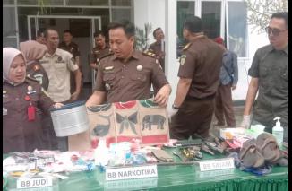 Kejari Lampung Timur Musnahkan Barang Bukti Hasil Kejahatan
