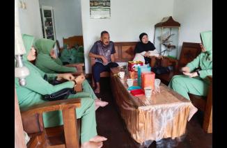 Pengurus Persit Kartika Candra Kirana Adakan Giat Bakti Sosial Ke Rumah Purnawirawan Dan Warakawuri