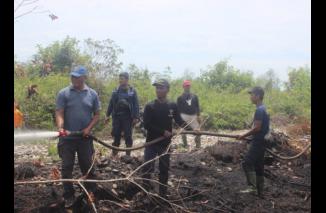 Kapolres Aceh Singkil Kerahkan Personel Padamkan Karhutla di Beberapa Titik Kebakaran Lahan