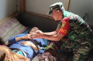 TNI Peduli, Babinsa Besuk Warga Binaan Yang Sedang Sakit
