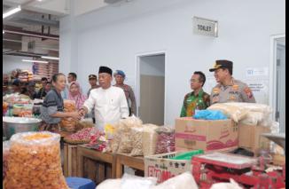 Awal Ramadhan, Kapolres Ponorogo Bersama Bupati Sidak Bahan Pokok di Pasar Legi
