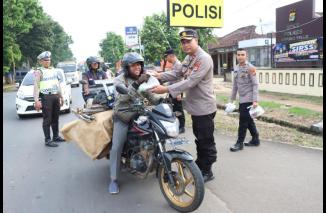 Berhentikan Pengguna Jalan, Polres Lampung Timur Bagi Ta’jil Gratis