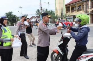 Menjelang Berbuka Puasa Hari ke-3 Ramadhan 1444 H,Kapolres Pesawaran bagikan takjil Gratis