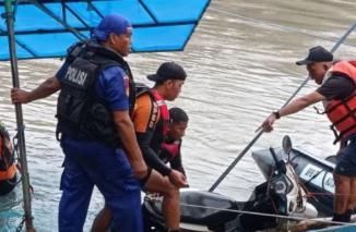 Tim SAR Ditpolairud Polda Jatim Berhasil Evakuasi 9 Motor dan Penumpang Perahu Tambangan yang Tenggelam