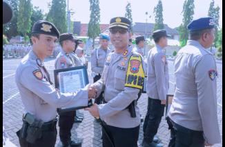 Kapolres Situbondo Beri Reward Kepada 12 Personel dengan Kinerja Terbaik dan Berprestasi