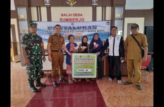 Pastikan Tepat Sasaran, Babinsa Koramil Kademangan Dampingi Kegiatan Penyaluran BLT DD