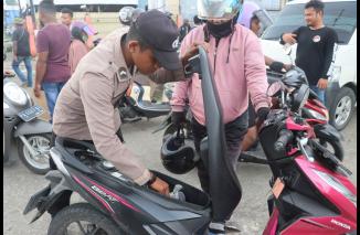 Anggota Polres Nabire Kembali Menggelar Razia Senjata Tajam, Didapati 11 Senjata Tajam Yang di Bawa Oleh Masyarakat.
