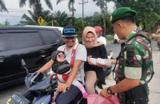 Korem 022/PT Bagi - Bagi Takjil Gratis Kepada Masyarakat Dan Pengendara