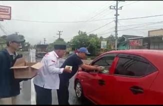 DPC AJOI Tanggamus Didampingi Kapolsek Talang Padang Bagikan Takjil Kepada Pengendara Yang Melintas Dijalan Lintas Pekon Suka merindu