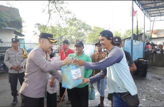 Polres Kediri Kota Patroli Kamtibmas di Bulan Ramadhan Sambil Berbagi Berkah