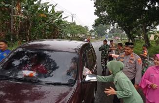 Perkuat Sinergitas,Koramil 421-03 Bersama Polsek Panengahan Bagikan Takjil Kepada Warga