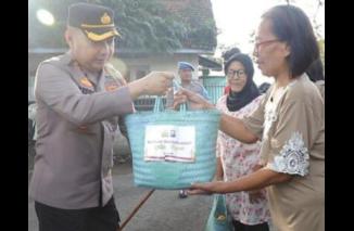 Polisi untuk Masyarakat, Polres Kediri Kota Berikan Bantuan Sosial