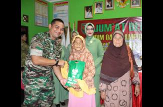 Dandim 0421/Lampung Selatan Pimpin Kegiatan Jumat Berbagi di Bakauheni